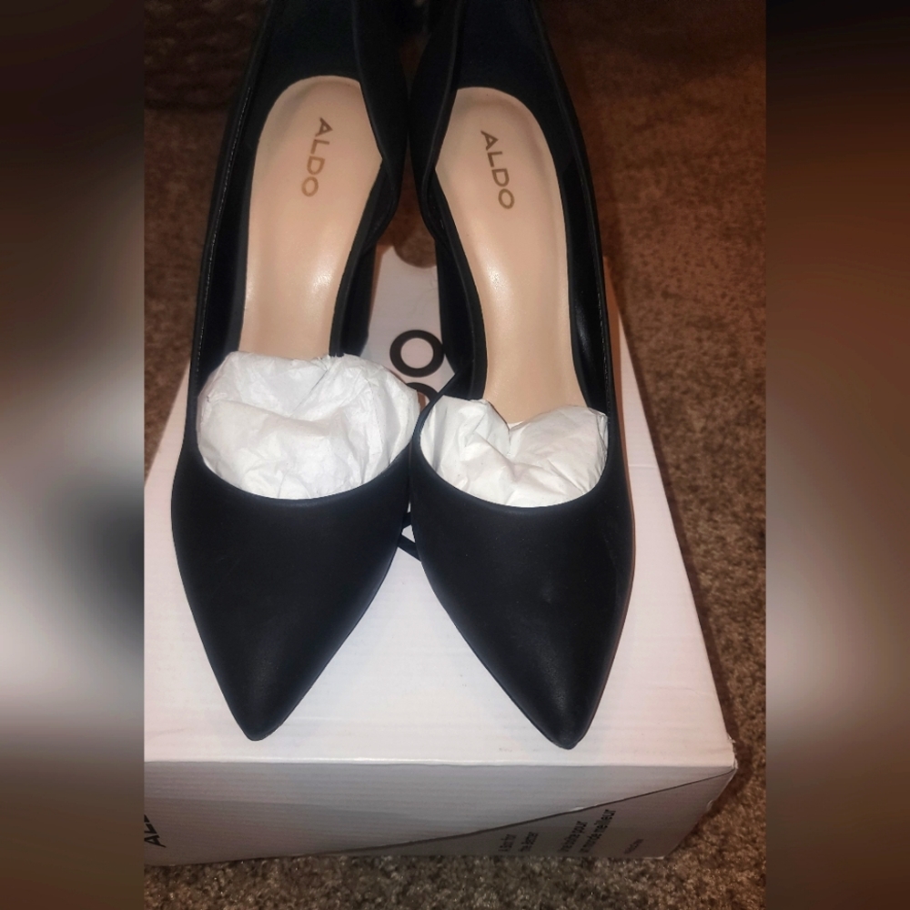 Black pumps